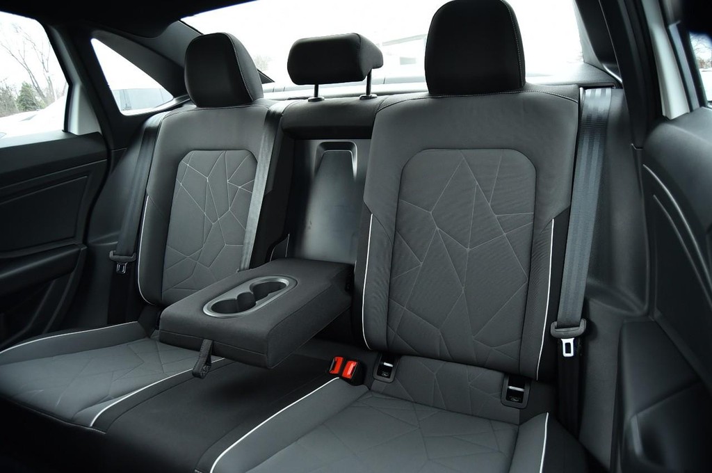 Volkswagen Jetta Vehicle Full-screen Gallery Image 21