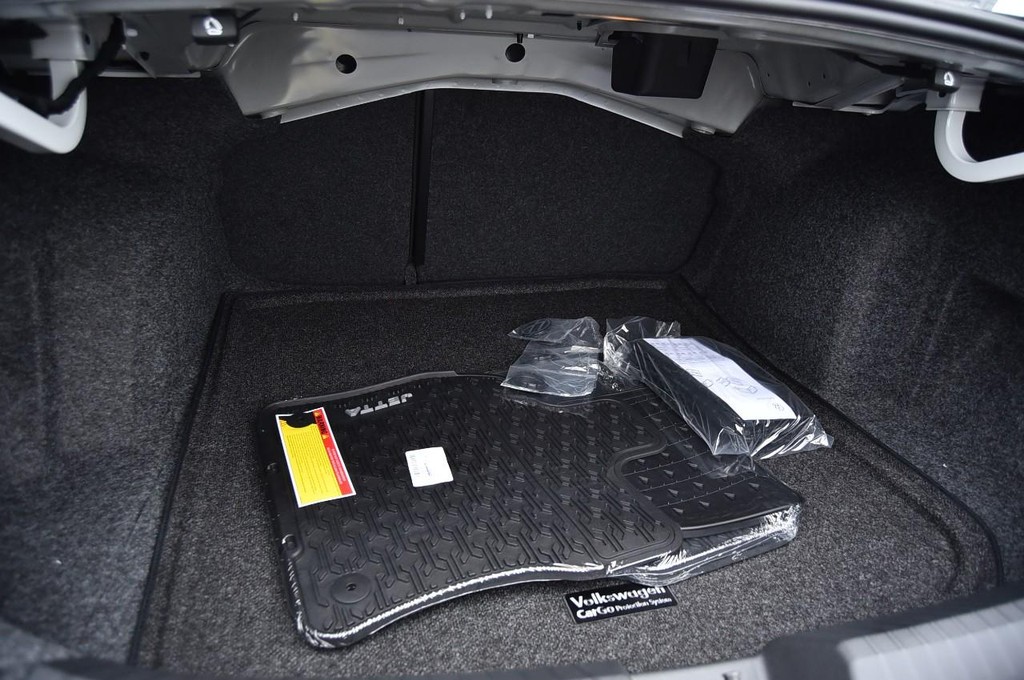 Volkswagen Jetta Vehicle Full-screen Gallery Image 22