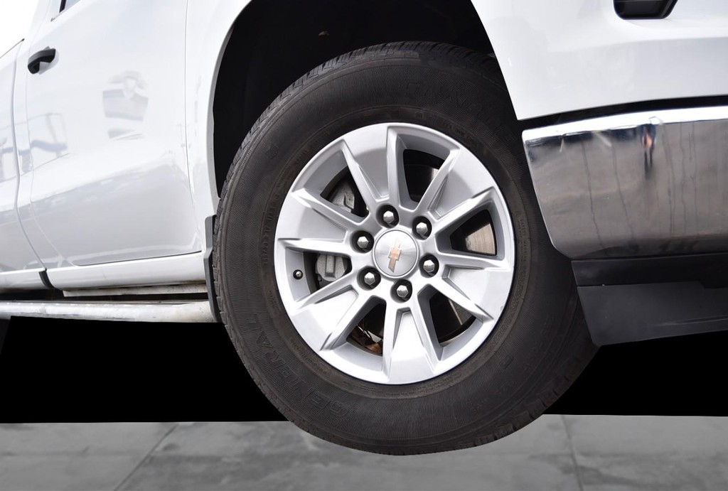 Chevrolet Silverado 1500 Vehicle Full-screen Gallery Image 3