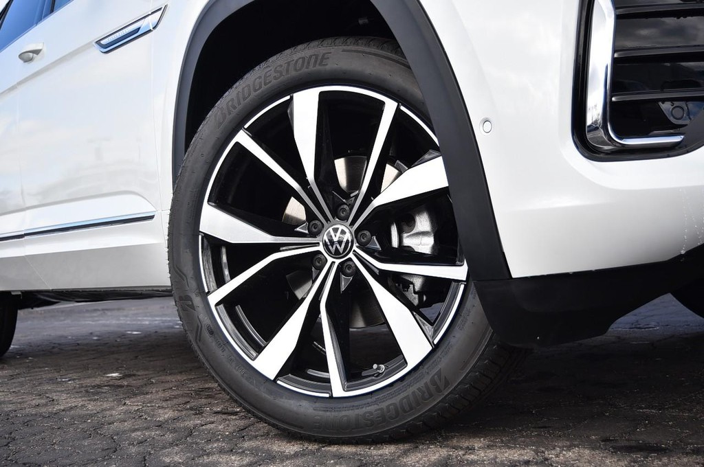 Volkswagen Atlas Cross Sport Vehicle Full-screen Gallery Image 3