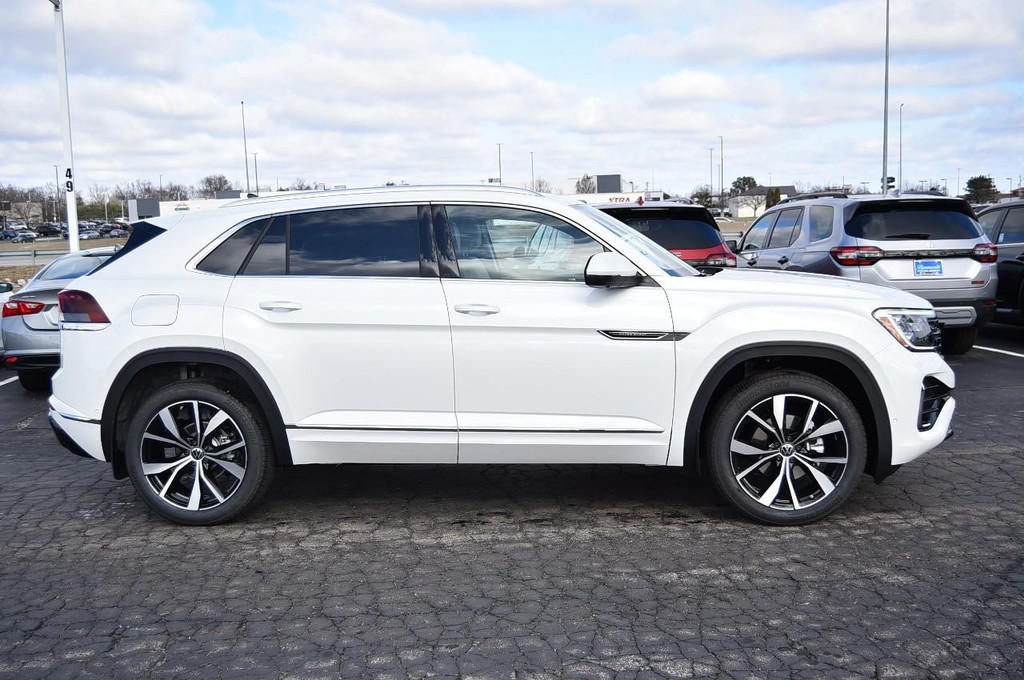 Volkswagen Atlas Cross Sport Vehicle Full-screen Gallery Image 5