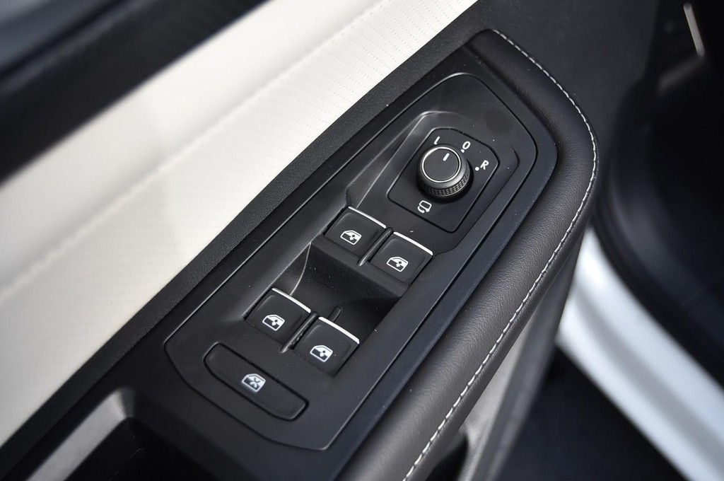 Volkswagen Atlas Cross Sport Vehicle Full-screen Gallery Image 8