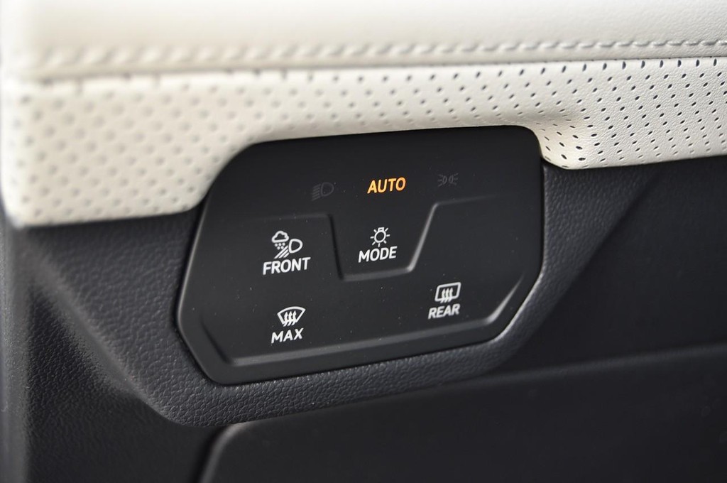 Volkswagen Atlas Cross Sport Vehicle Full-screen Gallery Image 11