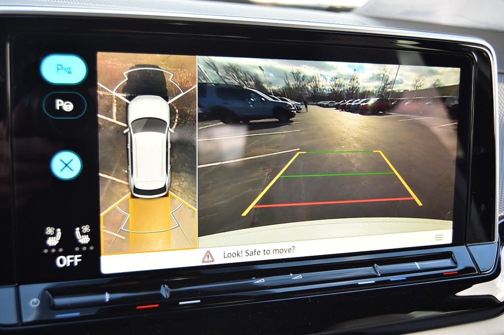 Volkswagen Atlas Cross Sport Vehicle Full-screen Gallery Image 13