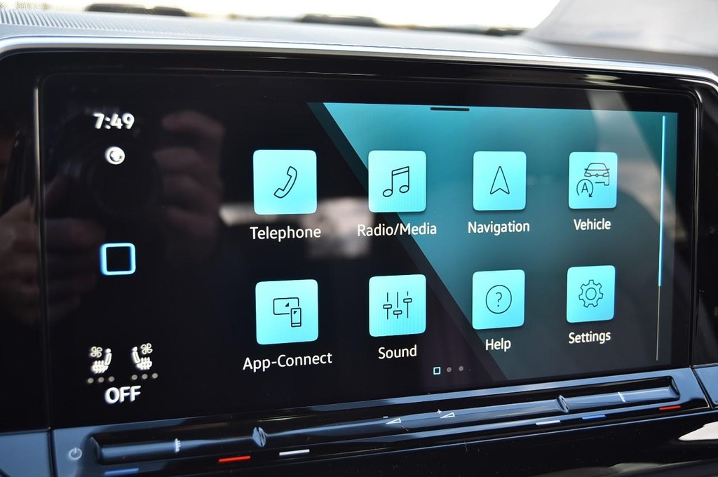 Volkswagen Atlas Cross Sport Vehicle Full-screen Gallery Image 14