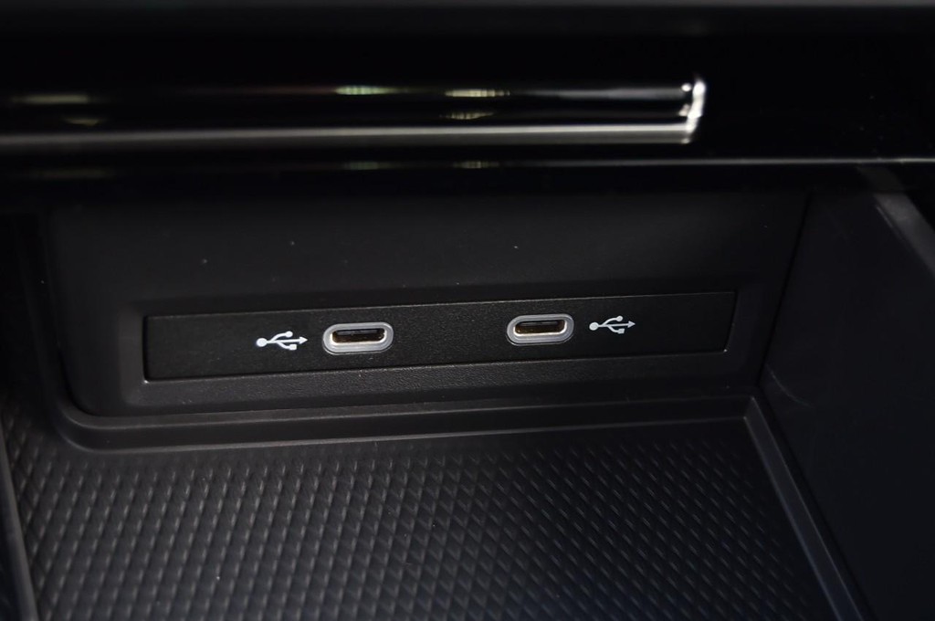 Volkswagen Atlas Cross Sport Vehicle Full-screen Gallery Image 16