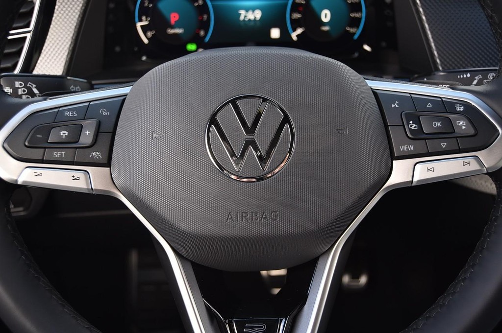 Volkswagen Atlas Cross Sport Vehicle Full-screen Gallery Image 18