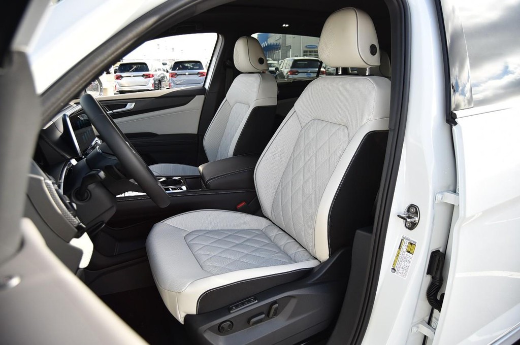 Volkswagen Atlas Cross Sport Vehicle Full-screen Gallery Image 19