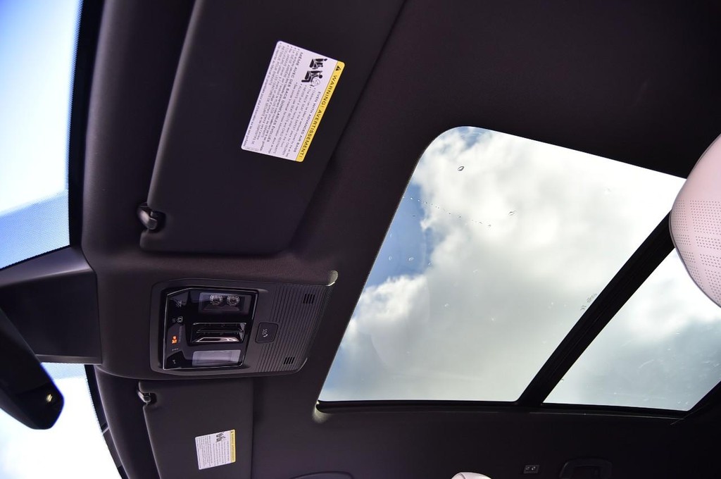 Volkswagen Atlas Cross Sport Vehicle Full-screen Gallery Image 21