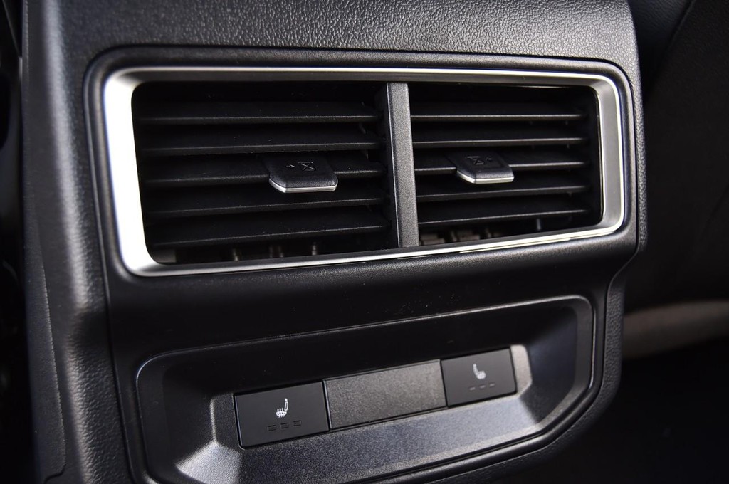 Volkswagen Atlas Cross Sport Vehicle Full-screen Gallery Image 23