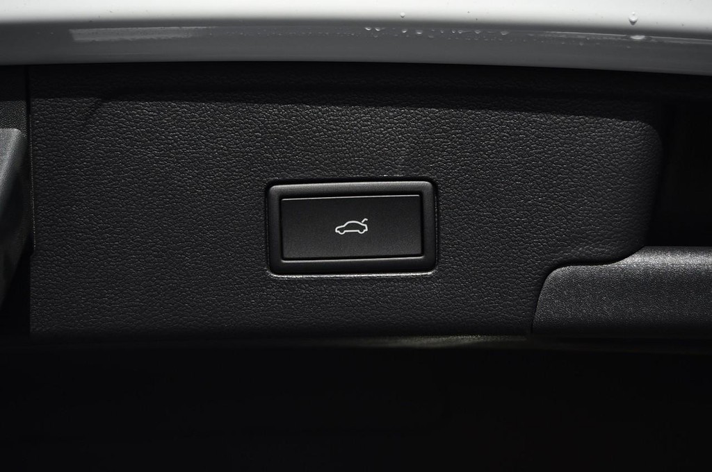 Volkswagen Atlas Cross Sport Vehicle Full-screen Gallery Image 26