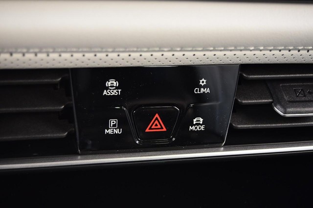 Volkswagen Atlas Cross Sport Vehicle Image 15