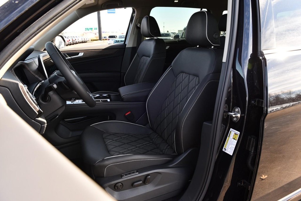 Volkswagen Atlas Vehicle Full-screen Gallery Image 19