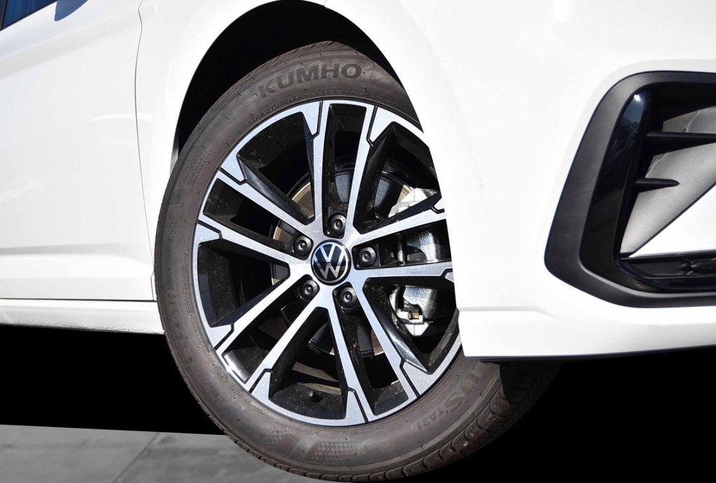 Volkswagen Jetta Vehicle Full-screen Gallery Image 3