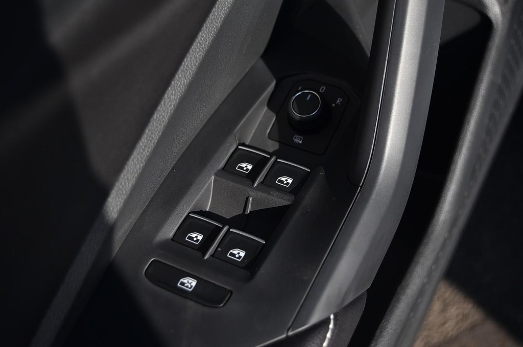 Volkswagen Jetta Vehicle Full-screen Gallery Image 8