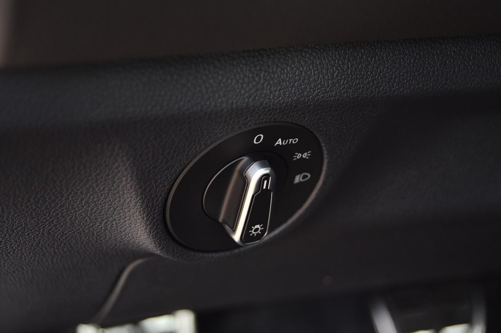 Volkswagen Jetta Vehicle Full-screen Gallery Image 11