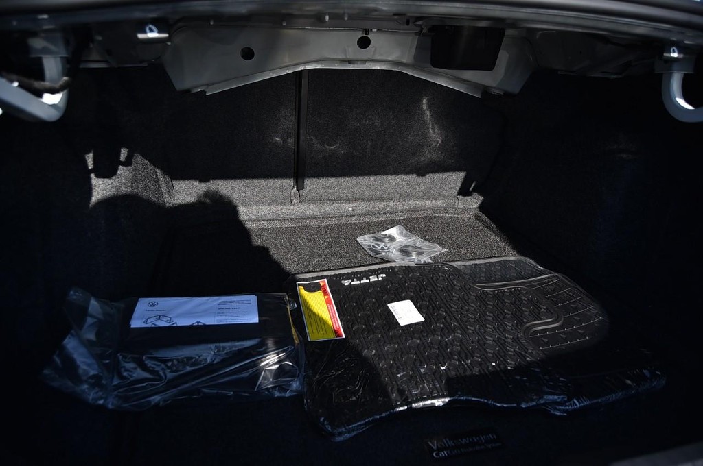 Volkswagen Jetta Vehicle Full-screen Gallery Image 22