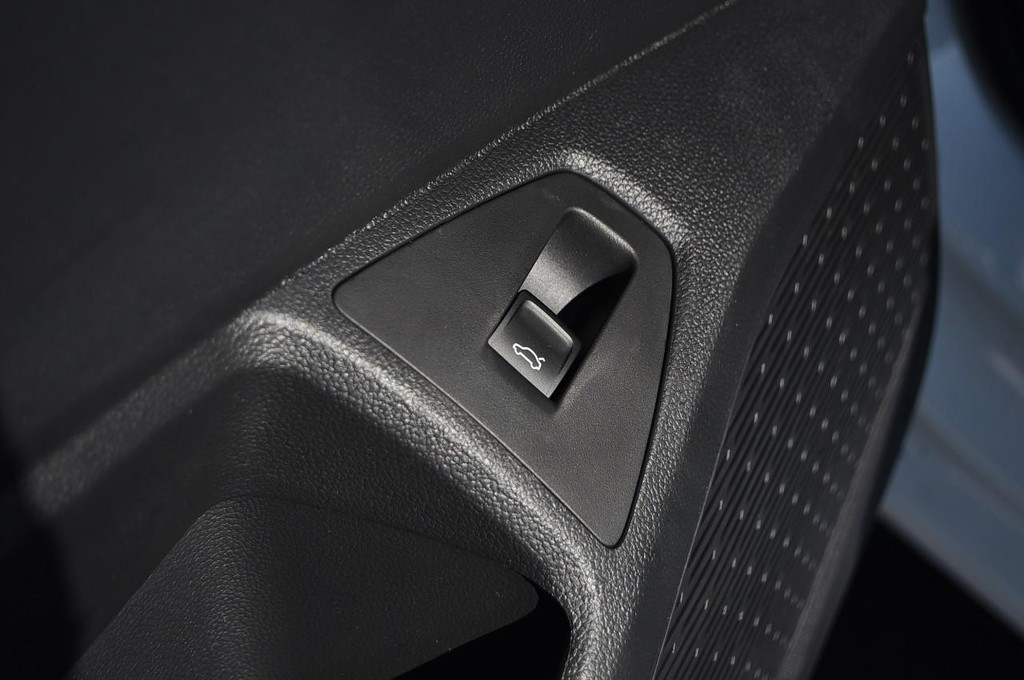 Volkswagen Jetta Vehicle Full-screen Gallery Image 9