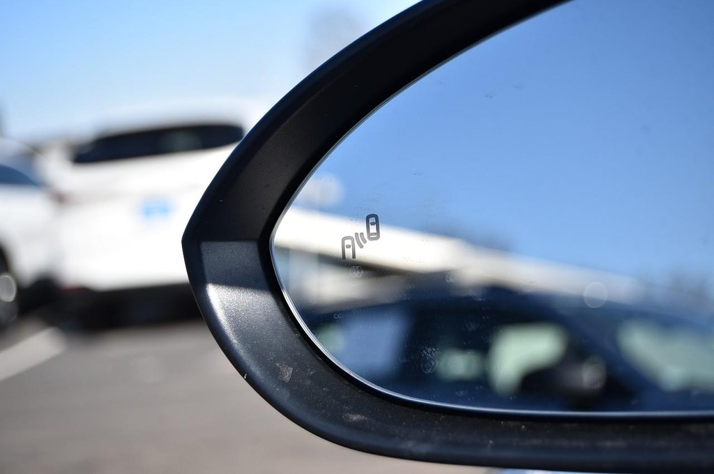 Volkswagen Jetta Vehicle Full-screen Gallery Image 10