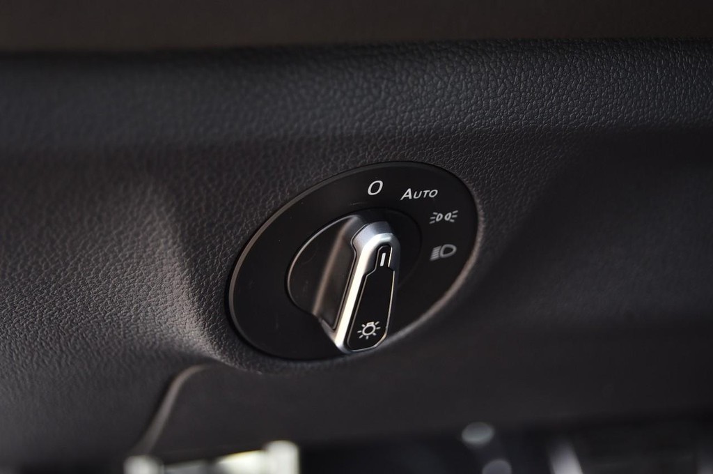 Volkswagen Jetta Vehicle Full-screen Gallery Image 11