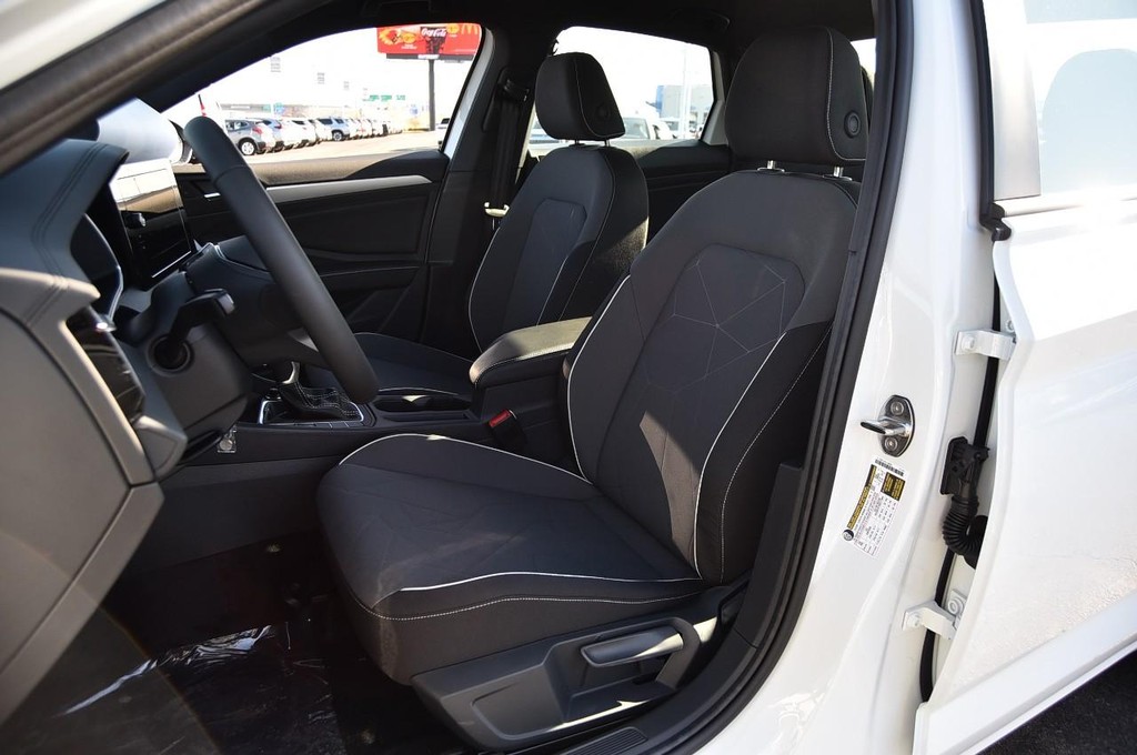 Volkswagen Jetta Vehicle Full-screen Gallery Image 19