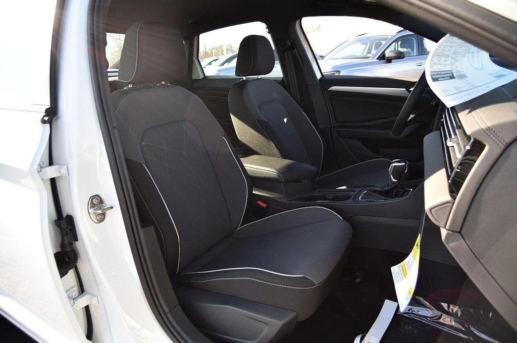 Volkswagen Jetta Vehicle Full-screen Gallery Image 20