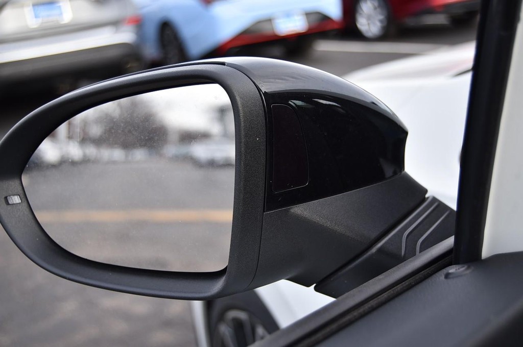 Volkswagen Golf R Vehicle Full-screen Gallery Image 9