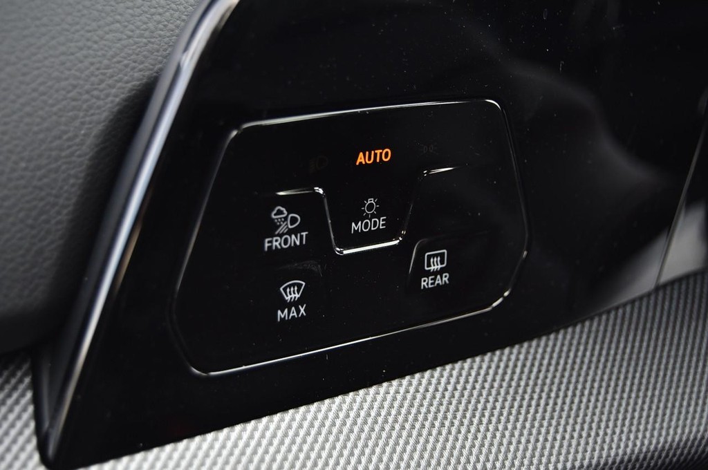 Volkswagen Golf R Vehicle Full-screen Gallery Image 10