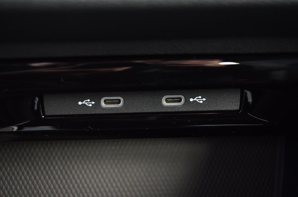 Volkswagen Golf R Vehicle Full-screen Gallery Image 16