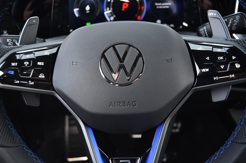 Volkswagen Golf R Vehicle Full-screen Gallery Image 18