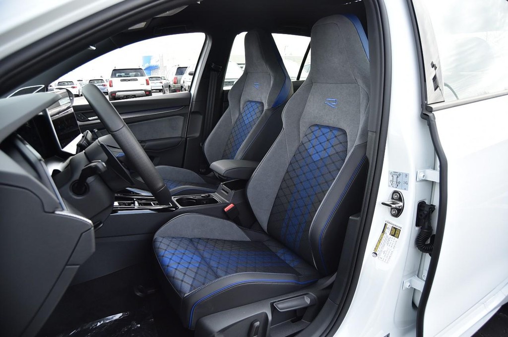 Volkswagen Golf R Vehicle Full-screen Gallery Image 19