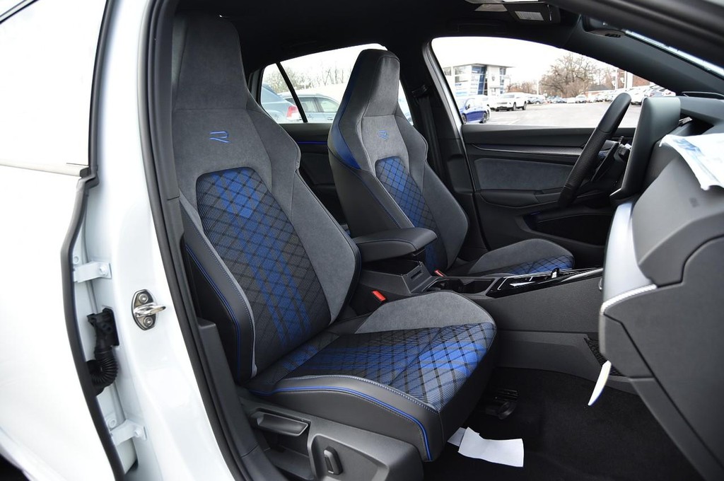 Volkswagen Golf R Vehicle Full-screen Gallery Image 20