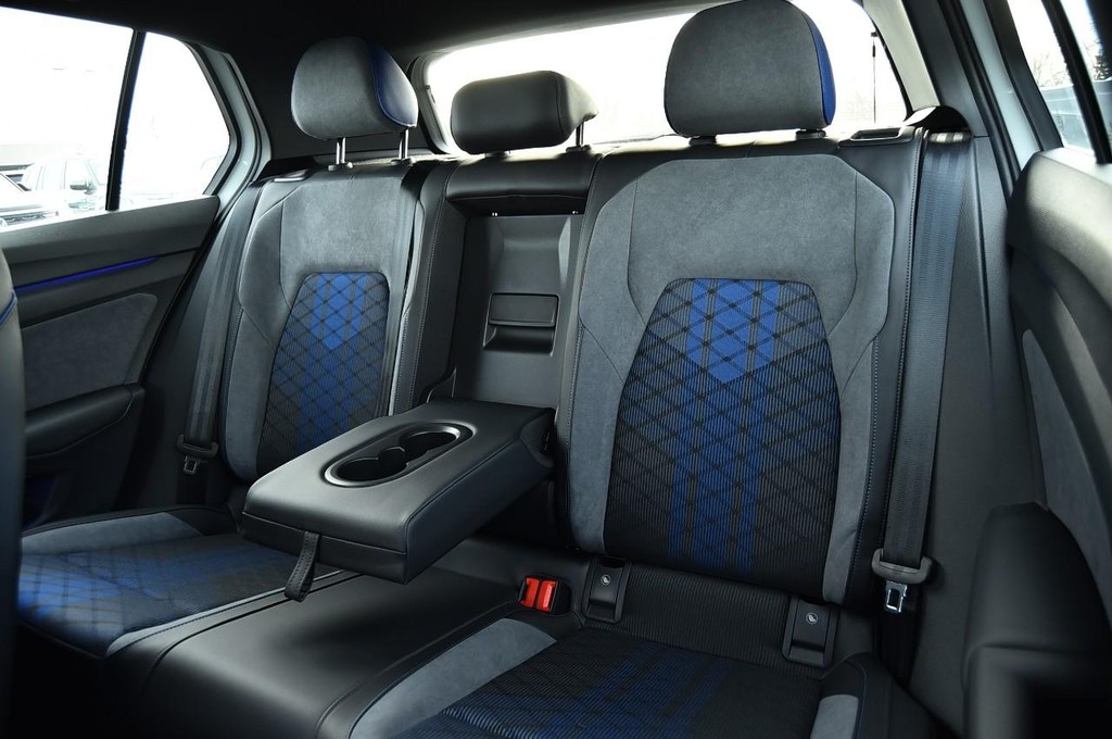 Volkswagen Golf R Vehicle Full-screen Gallery Image 21
