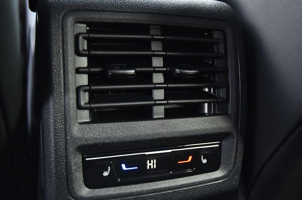 Volkswagen Golf R Vehicle Full-screen Gallery Image 22