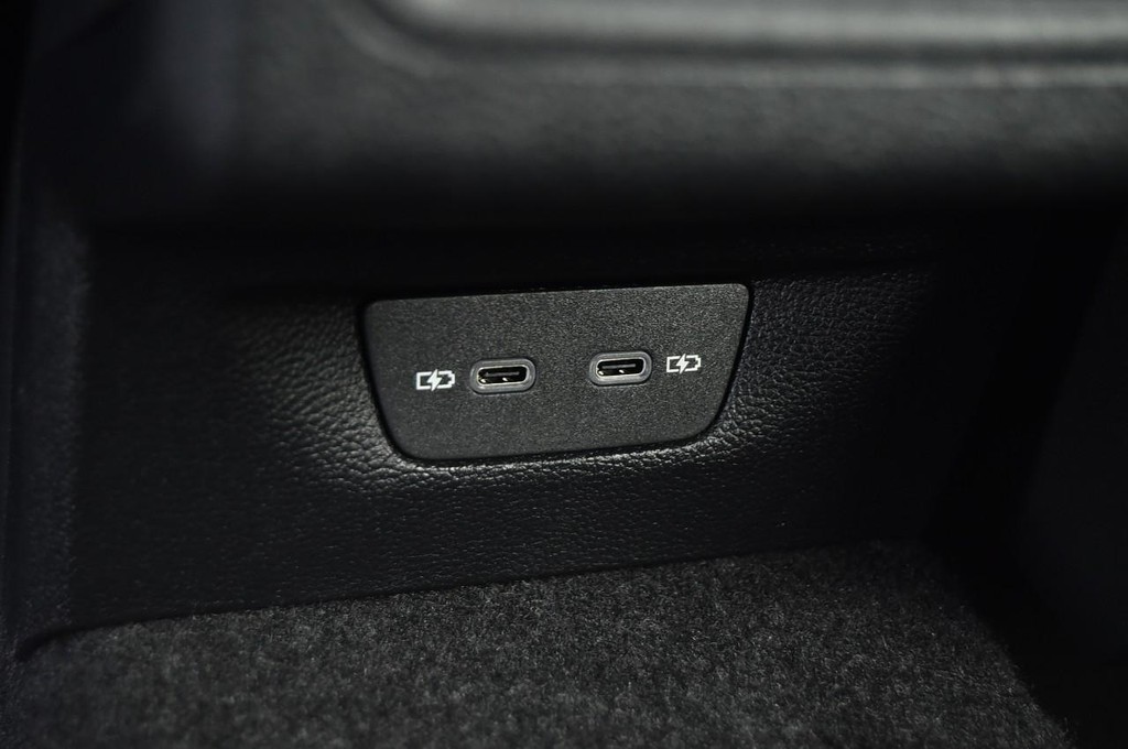 Volkswagen Golf R Vehicle Full-screen Gallery Image 23