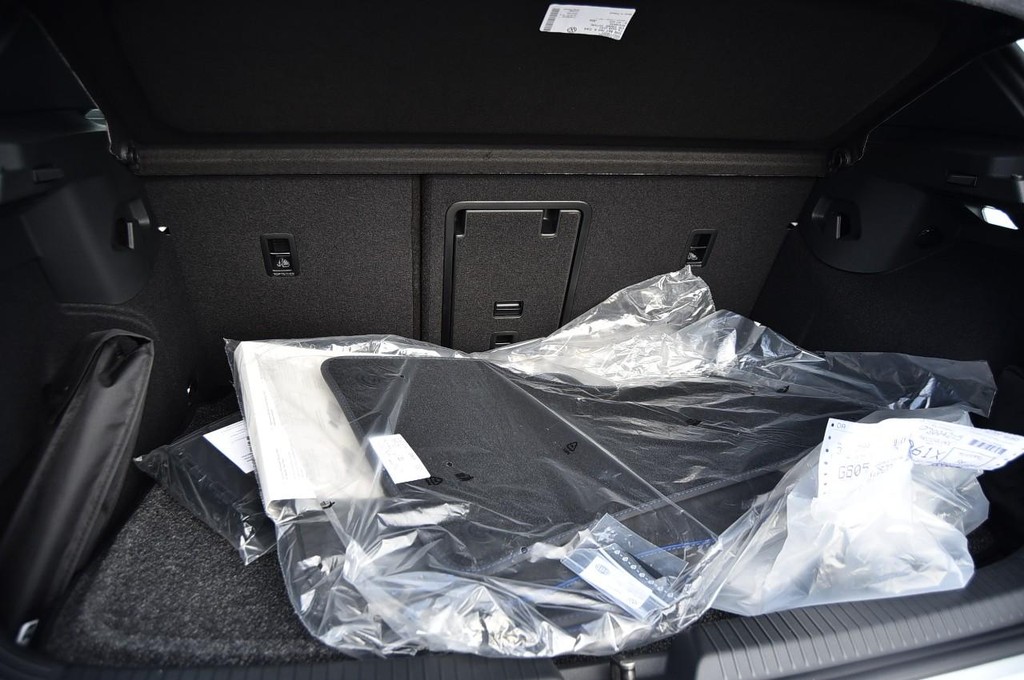 Volkswagen Golf R Vehicle Full-screen Gallery Image 24