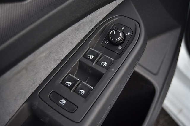 Volkswagen Golf R Vehicle Image 08