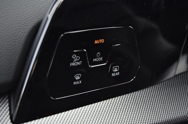 Volkswagen Golf R Vehicle Image 10