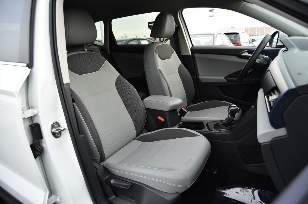 Volkswagen Taos Vehicle Full-screen Gallery Image 19