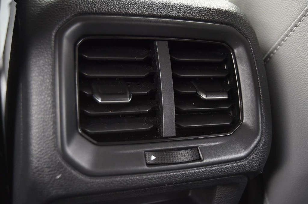 Volkswagen Taos Vehicle Full-screen Gallery Image 21