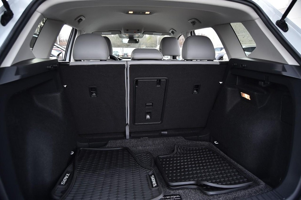 Volkswagen Taos Vehicle Full-screen Gallery Image 23