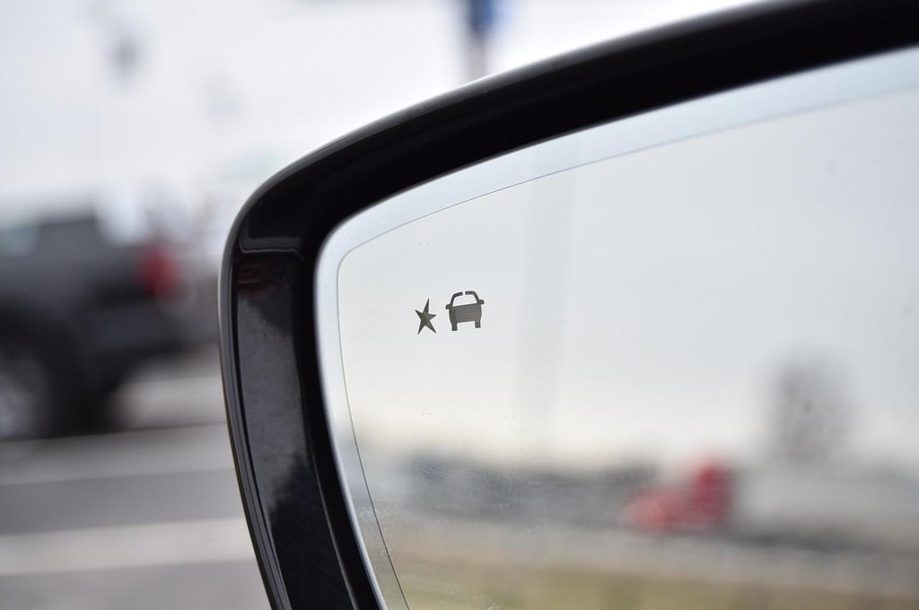 Buick Enclave Vehicle Full-screen Gallery Image 11