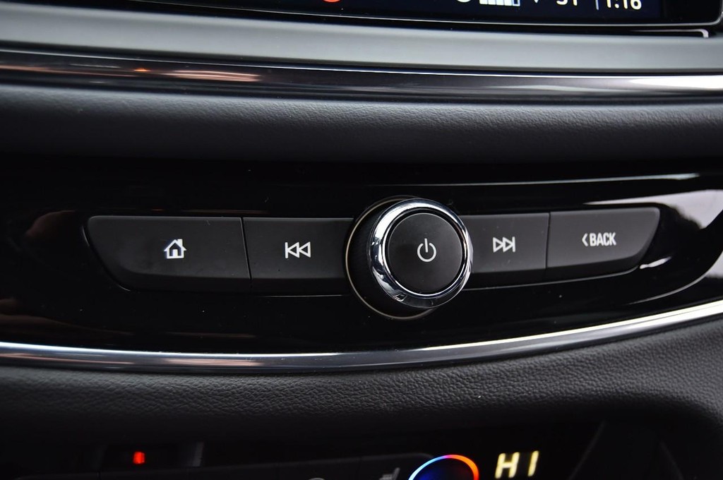 Buick Enclave Vehicle Full-screen Gallery Image 18