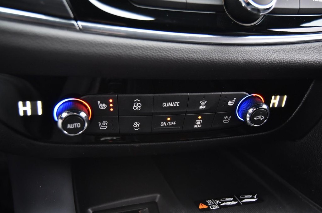 Buick Enclave Vehicle Full-screen Gallery Image 19