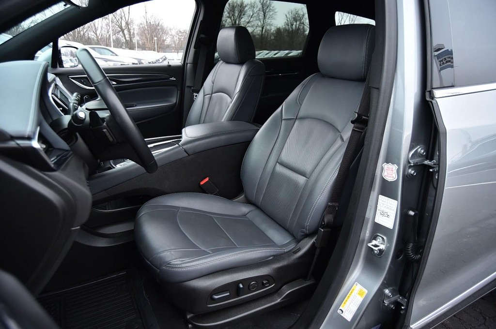 Buick Enclave Vehicle Full-screen Gallery Image 23