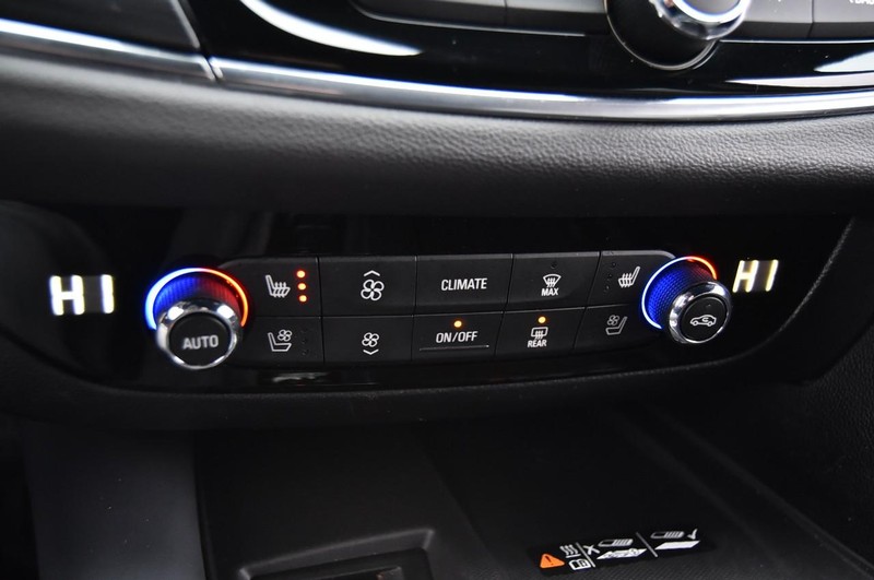 Buick Enclave Vehicle Full-screen Gallery Image 19