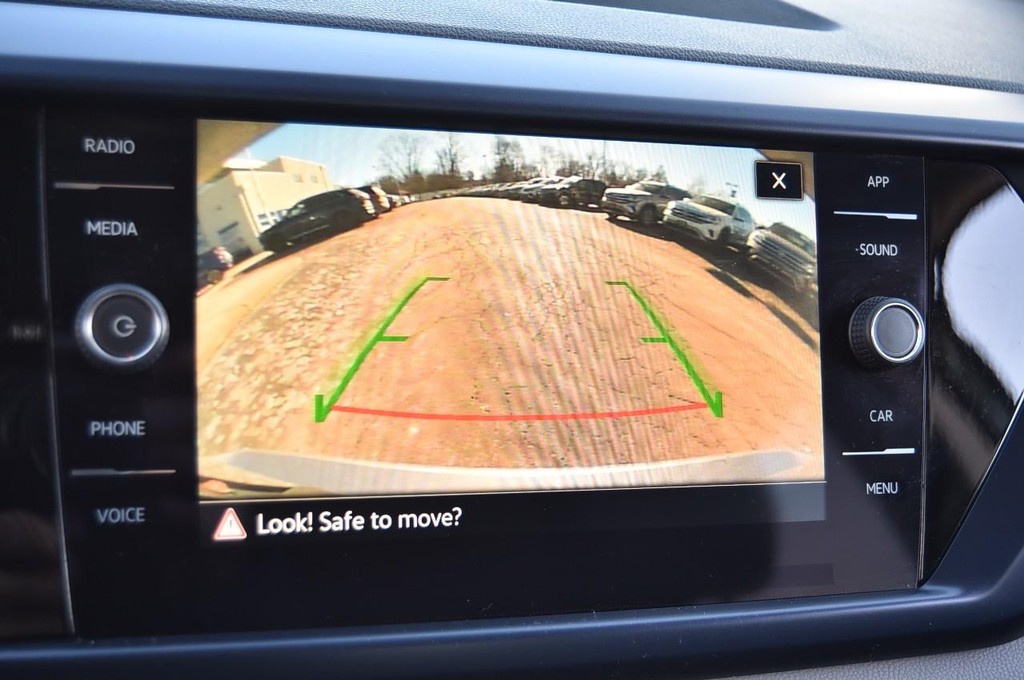 Volkswagen Taos Vehicle Full-screen Gallery Image 12