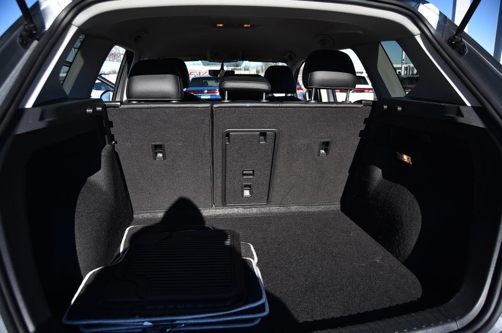 Volkswagen Taos Vehicle Full-screen Gallery Image 24