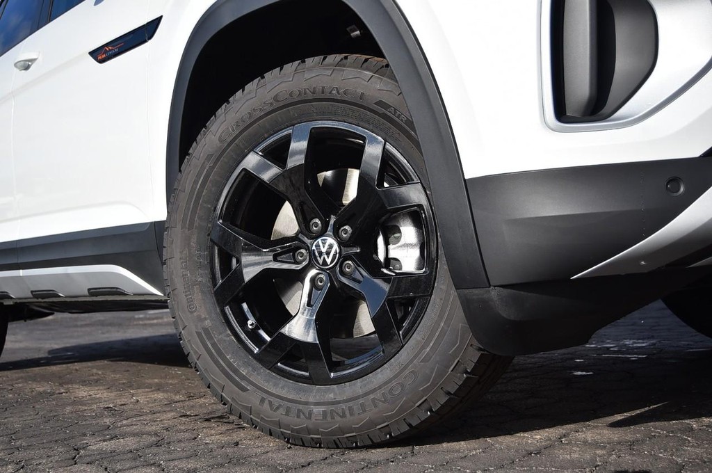 Volkswagen Atlas Vehicle Full-screen Gallery Image 3