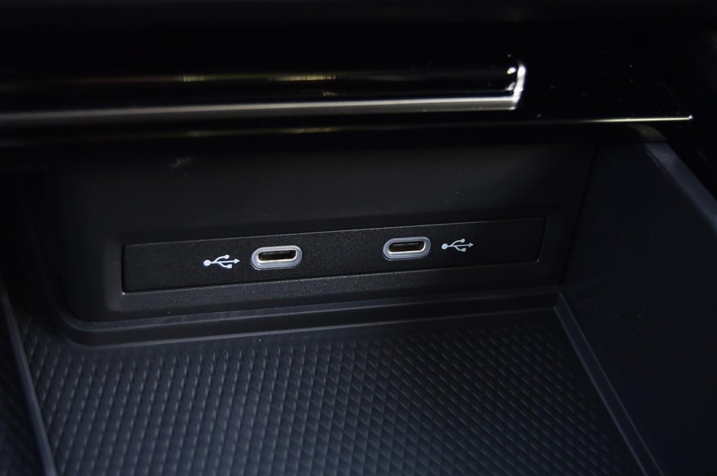 Volkswagen Atlas Vehicle Full-screen Gallery Image 16